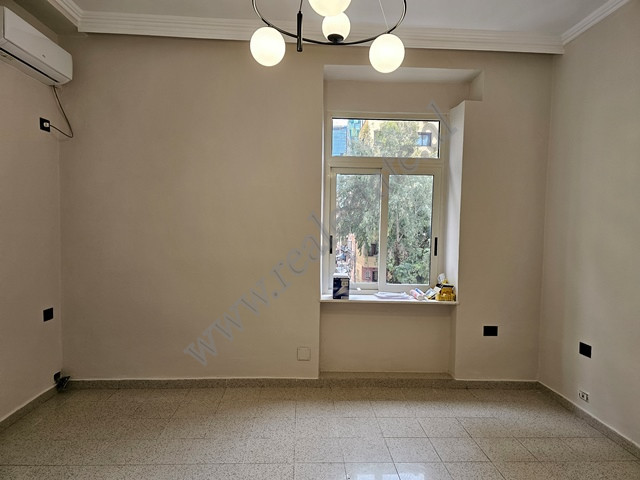 Ambient zyre me qira ne rrugen Reshit Collaku tek Shallvaret ne Tirane.
Eshte e pozicionuar ne kati